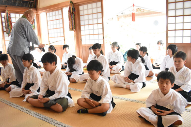 座禅に挑戦する子どもたち＝岡山県美咲町で