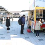 駅北口広場で実施しているキッチンカー出店の社会実験=岡山県津山市のJR津山駅で