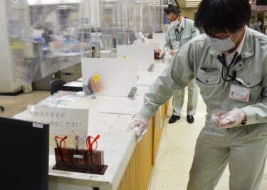 津山市役所の窓口カウンターに抗ウイルスのコーティング塗装が施される／岡山・津山市