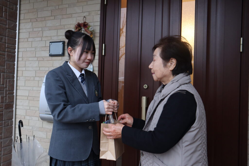 堀坂の高齢者を訪ねた津山東高校の生徒