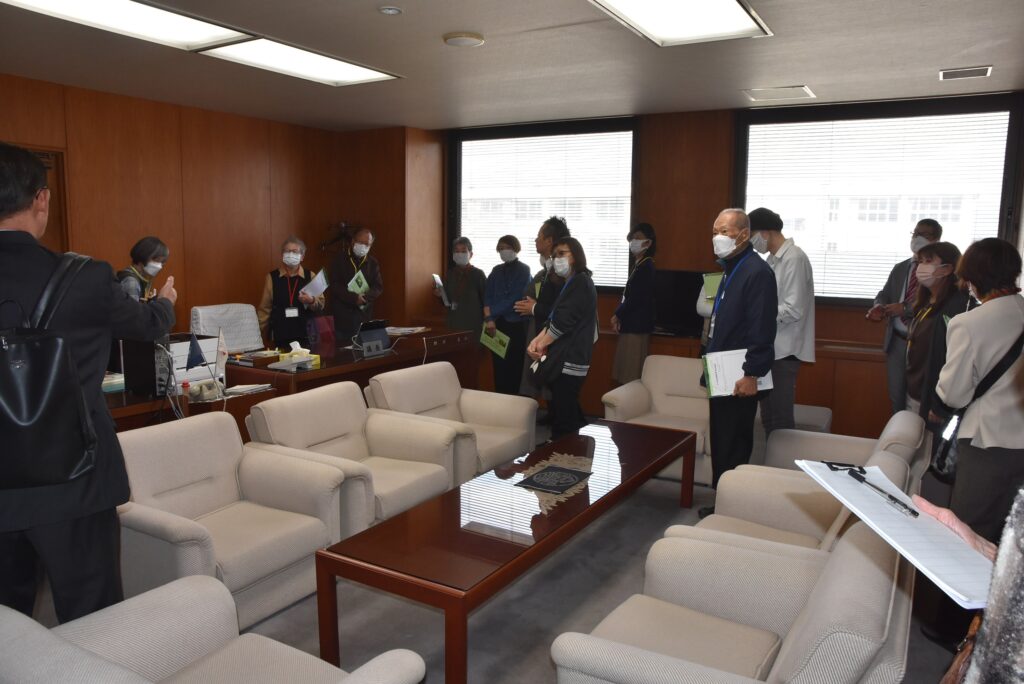 正副議長室を見学する参加者