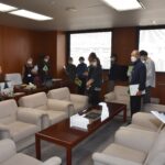 正副議長室を見学する参加者