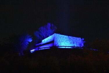 “お城山”の城壁ライトアップ　「手話言語の国際デー」に青色で照らし出した／岡山・津山市　