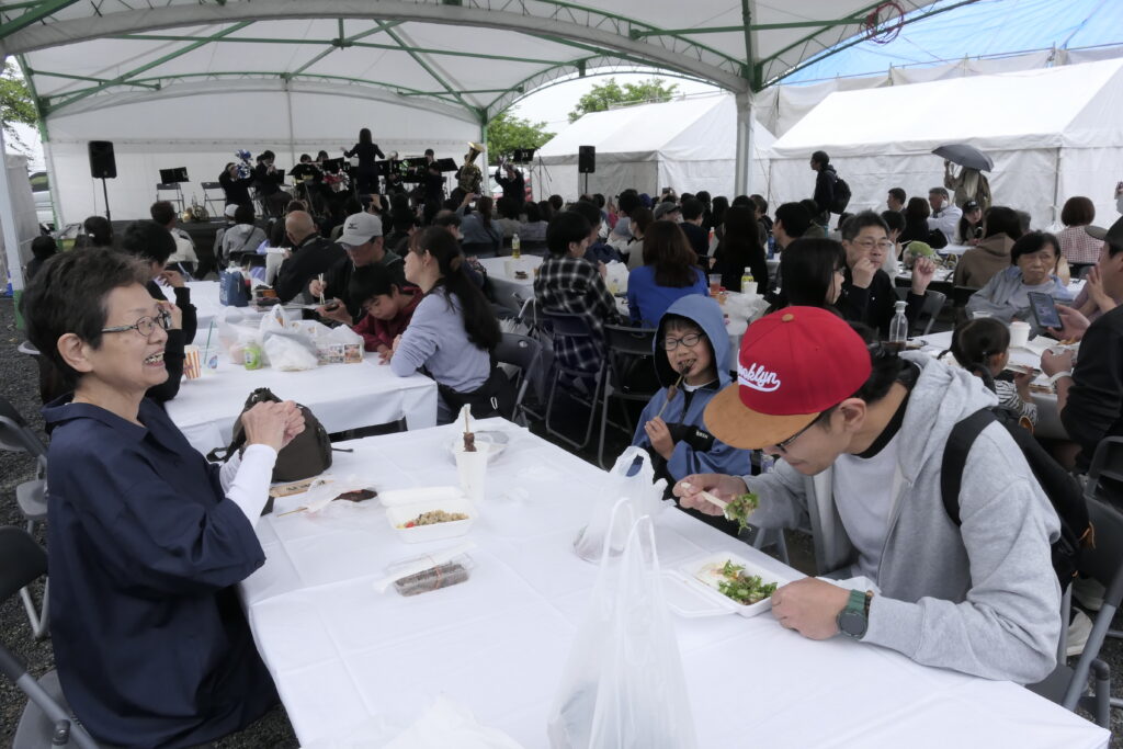 おいしい牛肉料理を堪能する来場者