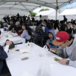 おいしい牛肉料理を堪能する来場者