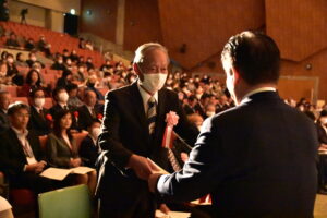 萩原市長から表彰状を受け取る人たち