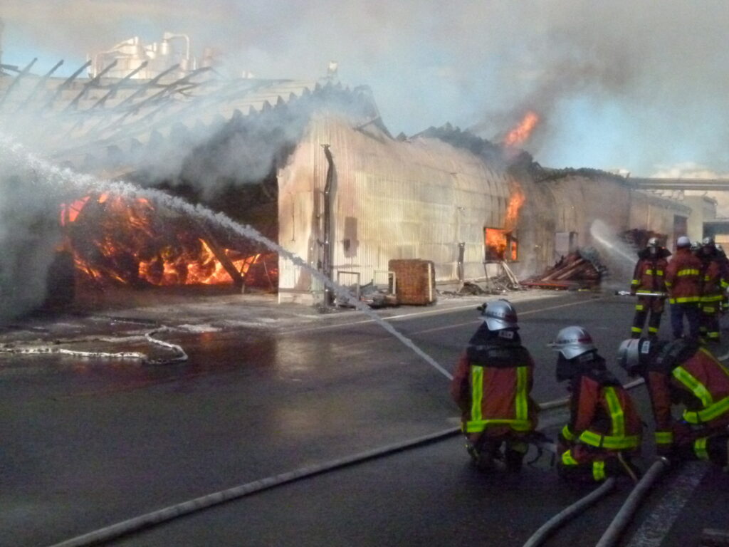 懸命の消火活動