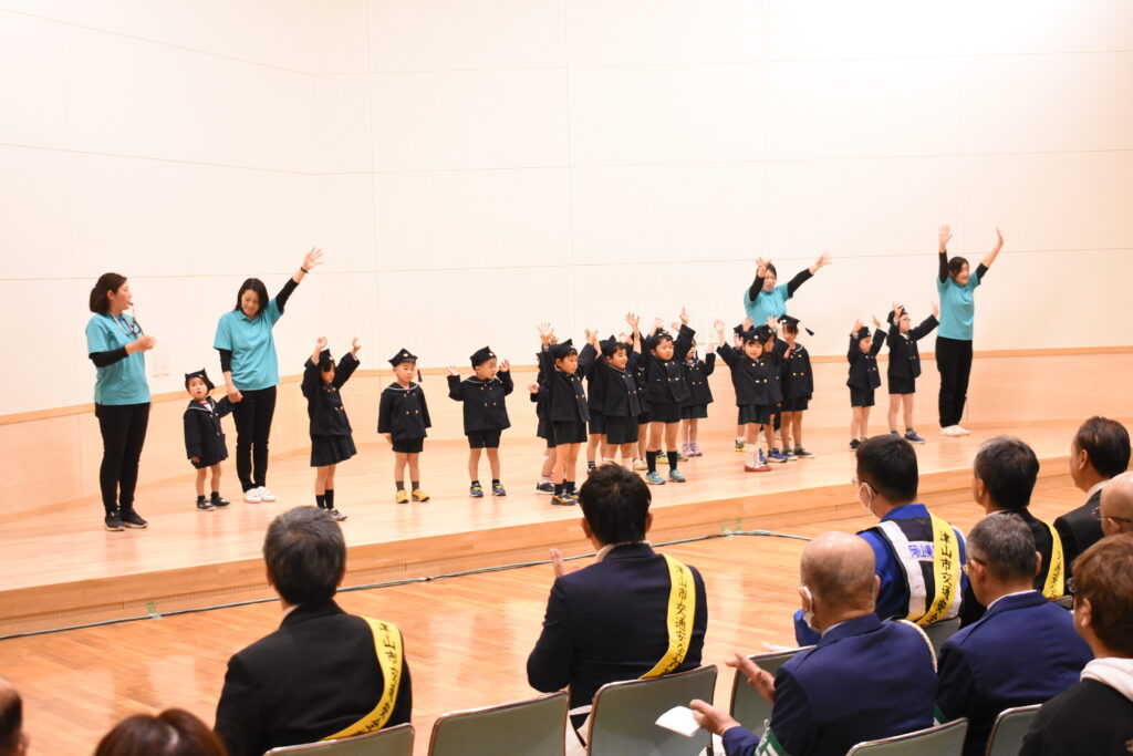 交通安全体操を披露する明星幼稚園の園児