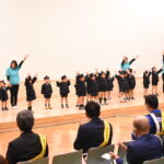 交通安全体操を披露する明星幼稚園の園児