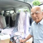 顧客のもとを訪ね、高齢者に服を届ける松本さん=岡山県津山市で