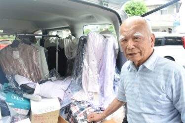 顧客のもとを訪ね、高齢者に服を届ける松本さん=岡山県津山市で