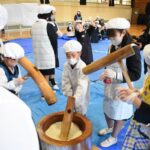 昔ながらの餅つきを体験する児童=岡山県美作市の美作第一小学校で