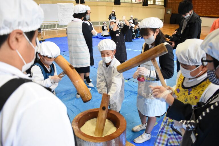 昔ながらの餅つきを体験する児童=岡山県美作市の美作第一小学校で