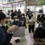 公共交通について説明を受ける高齢者たち=岡山県津山市、津山駅で