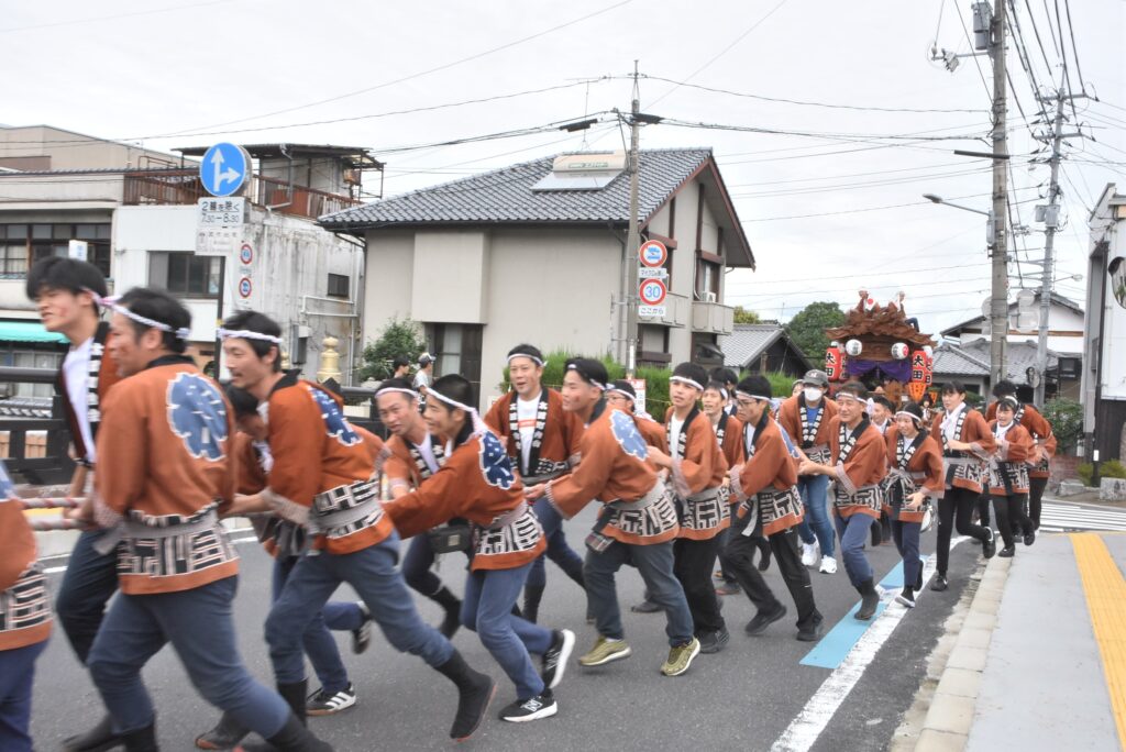 威勢よく練るだんじり=材木町で
