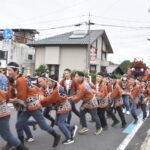 威勢よく練るだんじり=材木町で