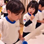 フッ化物洗口液でうがいする子どもたち＝つやま東幼稚園で