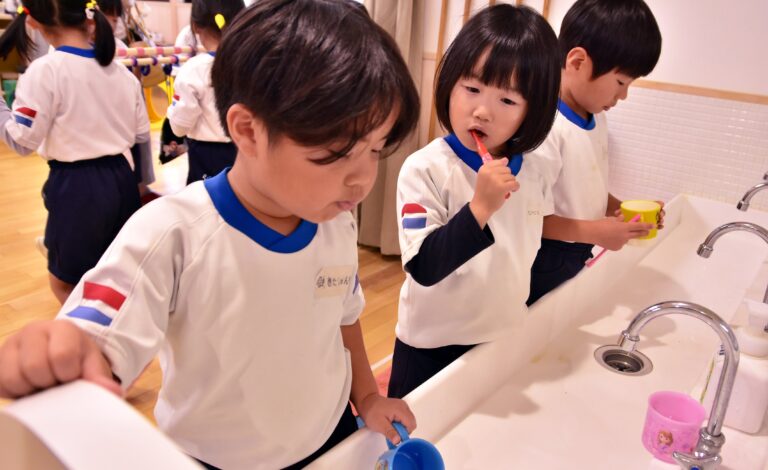 フッ化物洗口液でうがいする子どもたち＝つやま東幼稚園で