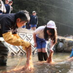 「川ざらし」を体験する高田小の5年生=岡山県津山市で