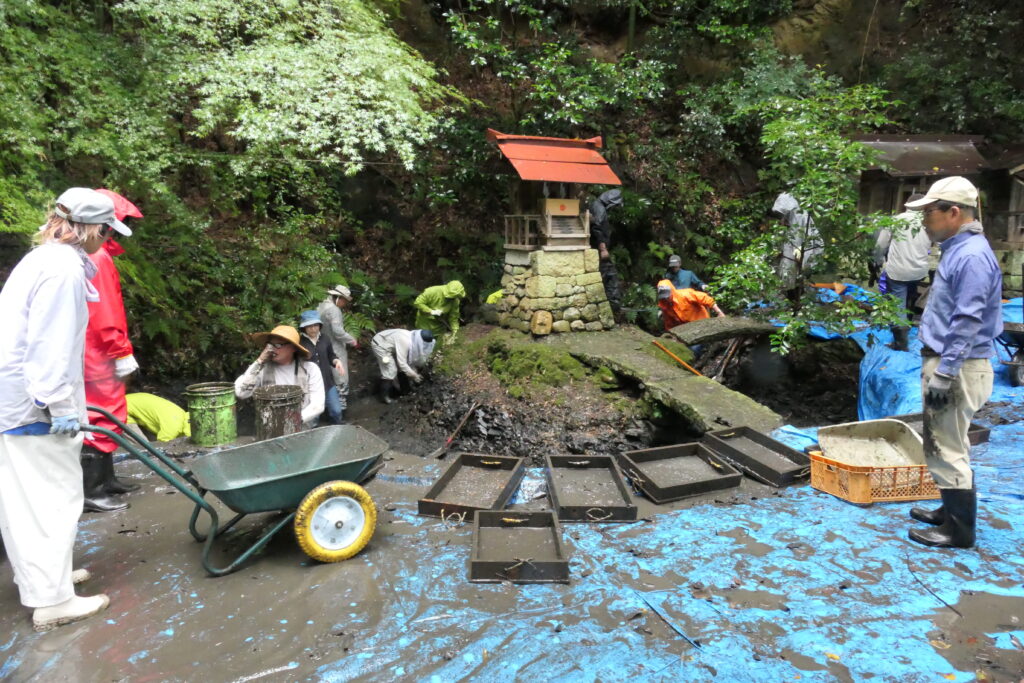神社周辺を掃除する参加者