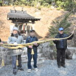 しめ縄を奉納する小林さん（右から2人目）ら＝岡山県津山市、サムハラ神社奥宮で