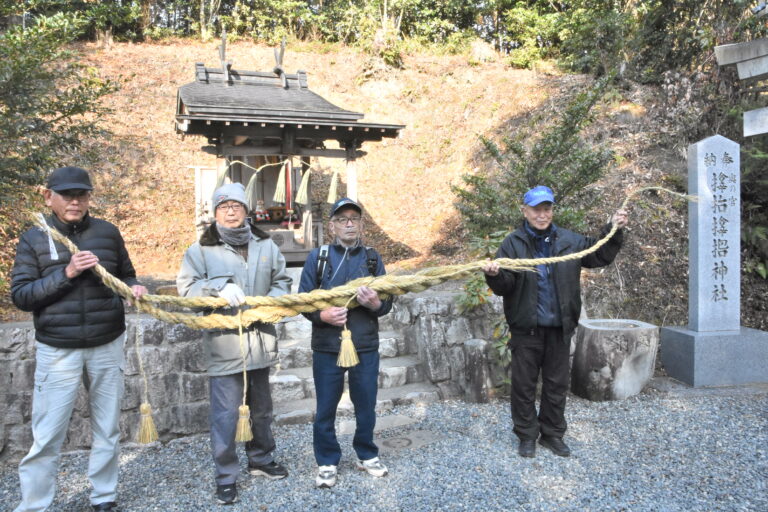 しめ縄を奉納する小林さん（右から2人目）ら＝岡山県津山市、サムハラ神社奥宮で