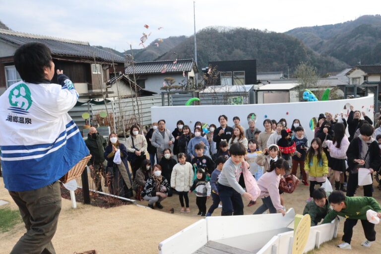 いちごまきを楽しむ参加者=岡山県美作市で