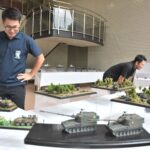精巧に仕上げられた戦車や戦闘機などの自衛隊装備模型=岡山県奈義町で