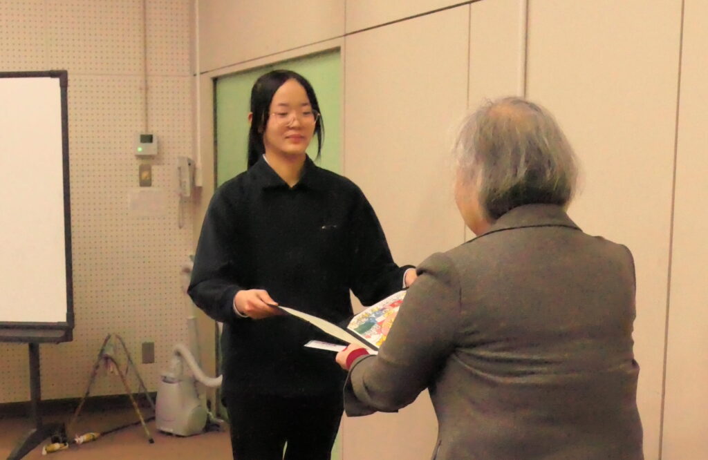 津山法人会女性部会の中川由美子部会長から賞状を受け取る河井さん