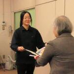 津山法人会女性部会の中川由美子部会長から賞状を受け取る河井さん