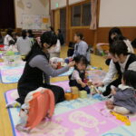 手作りおもちゃでふれあう参加者たち=岡山県津山市で