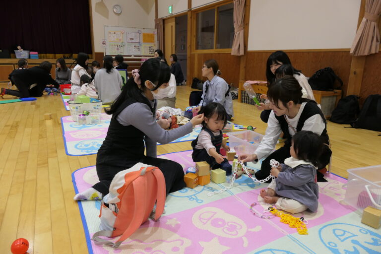 手作りおもちゃでふれあう参加者たち=岡山県津山市で