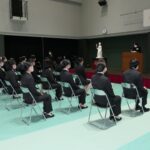 入学生の前で式辞を述べる安藤校長