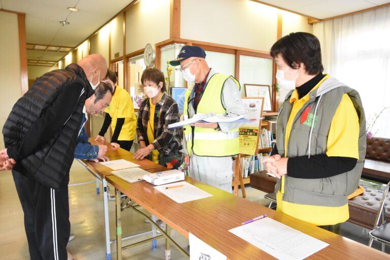 受付で身元を申告する参加者=岡山県津山市、高倉公民館で
