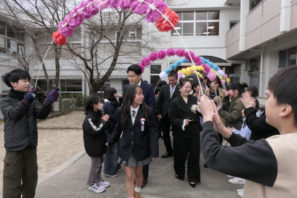 在校生がつくる花道を通る卒業生