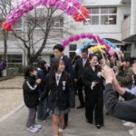 在校生がつくる花道を通る卒業生