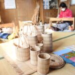 がま細工を作る女性たち=岡山県真庭市で