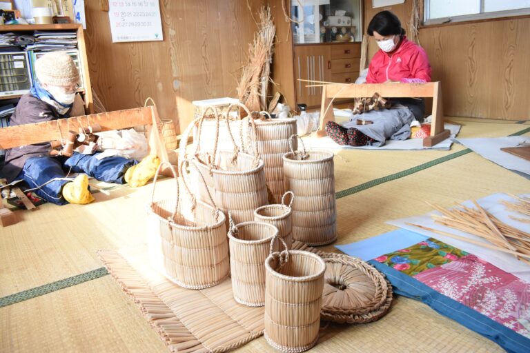 がま細工を作る女性たち=岡山県真庭市で