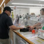 犯人役に対応する行員=岡山県真庭市で
