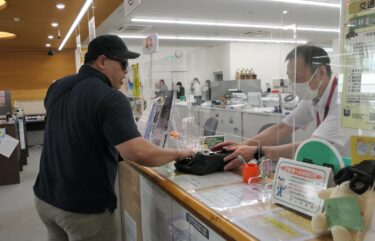 犯人役に対応する行員=岡山県真庭市で