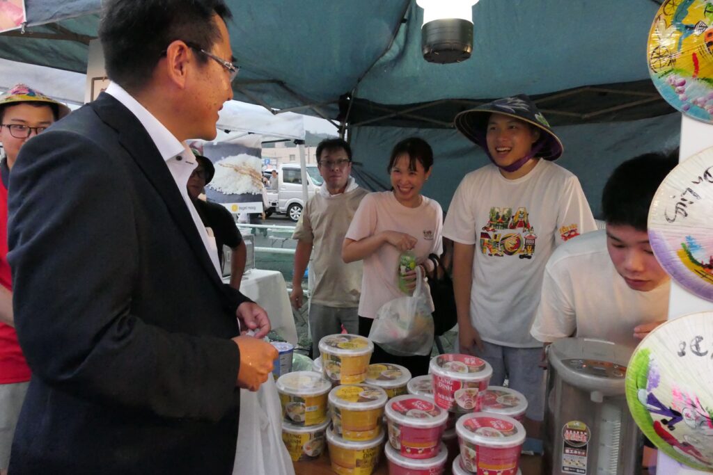 フォーなどを販売するベトナム人たち