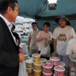 フォーなどを販売するベトナム人たち
