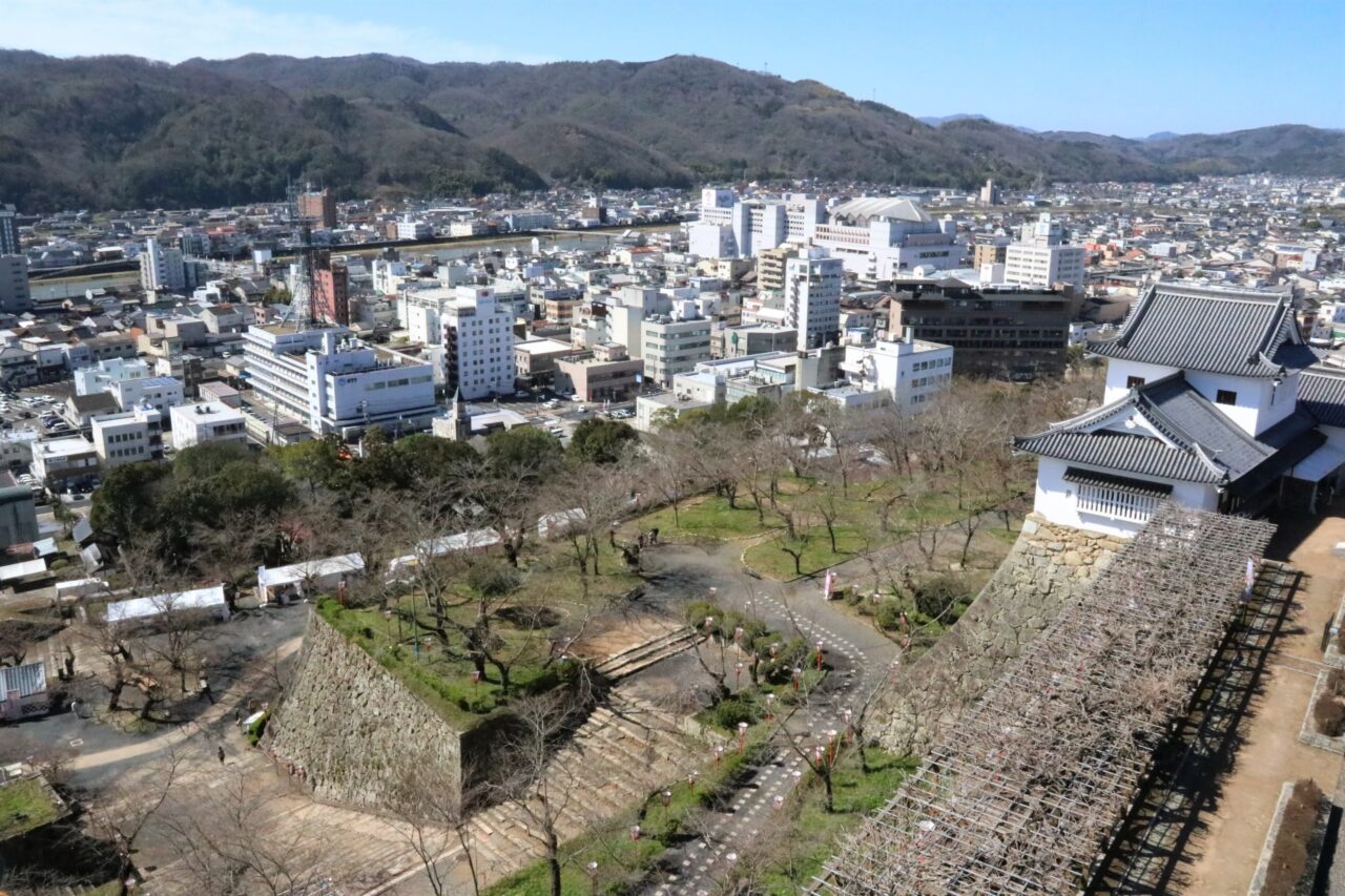 本丸で約20メートルの高さから見渡す津山城南面の眺め=岡山県津山市で