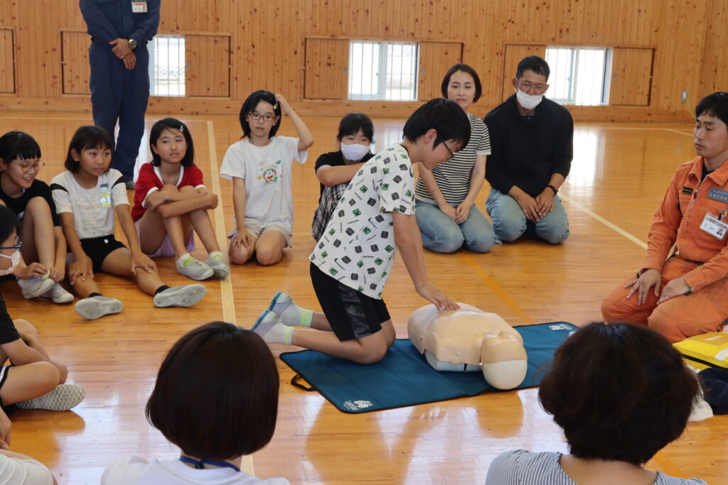 訓練用の模型で学ぶ生徒