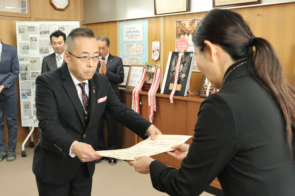 感謝状を受け取る山田社長
