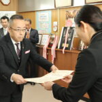 感謝状を受け取る山田社長