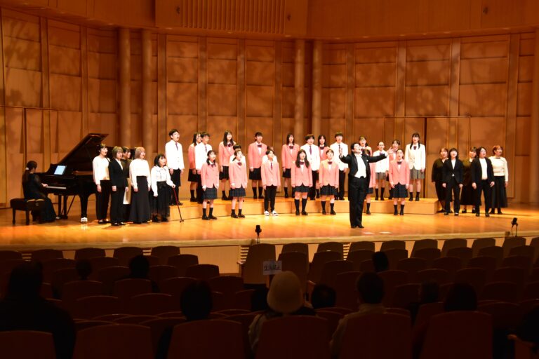 フィナーレは出演者全員で「ふるさと」を熱唱=岡山県津山市で