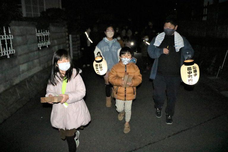 拍子木を手に防火を呼びかける田中町内会の子どもたち