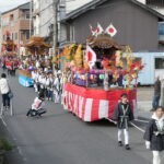 列をなして高野神社に向かうだんじり=岡山県津山市で