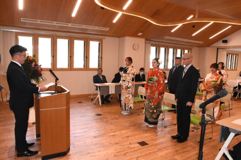 決意を述べる新庄村の「二十歳」代表=岡山県新庄村で